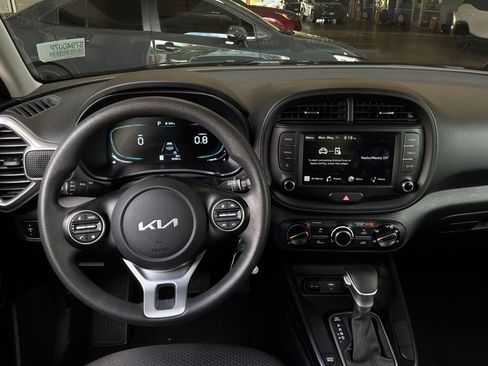 Used 2025 Kia Soul LX w/ LX Technology Package FWD image 11