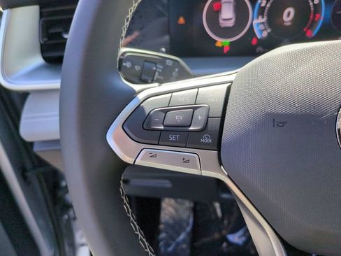 Used 2025 Volkswagen Tiguan SE AWD/4WD image 19