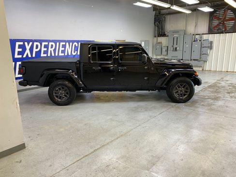 Used 2024 Jeep Gladiator Sport AWD/4WD image 8