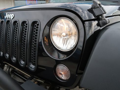 Used 2015 Jeep Wrangler Unlimited Rubicon w/ Max Tow Package image 35