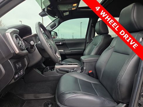 Used 2022 Toyota Tacoma Limited image 15