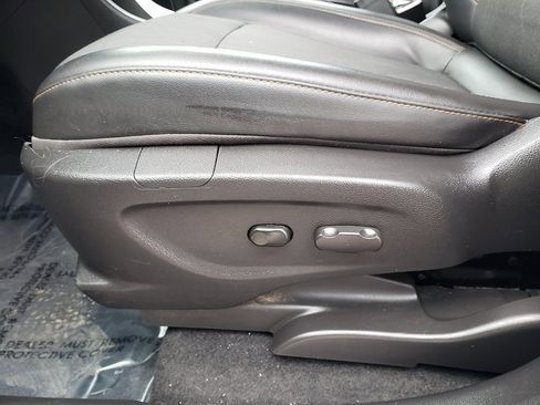 Used 2020 Chevrolet Trax LT w/ LT Convenience Package image 21