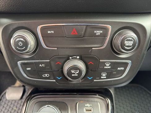 Used 2020 Jeep Compass Latitude image 28