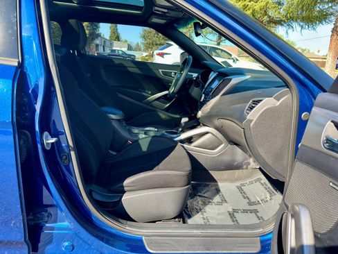 Used 2017 Hyundai Veloster Value Edition image 8