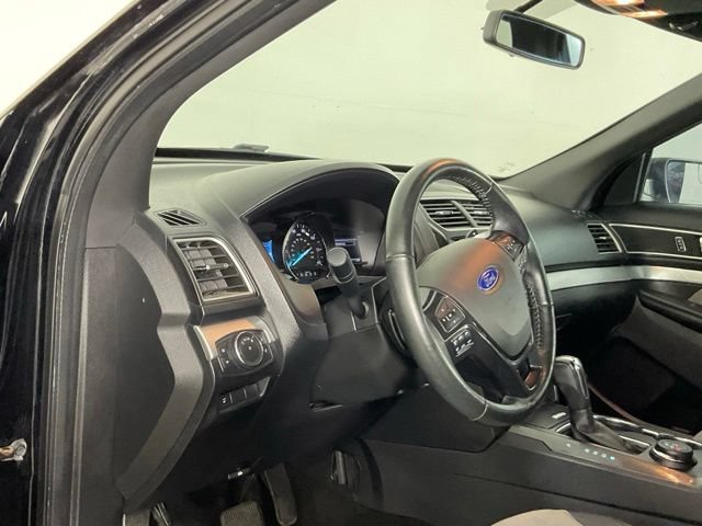 Used 2017 Ford Explorer XLT w/ Equipment Group 202A AWD/4WD image 14