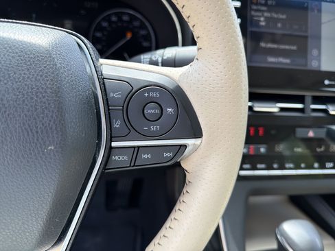 Used 2020 Toyota Avalon Limited image 25