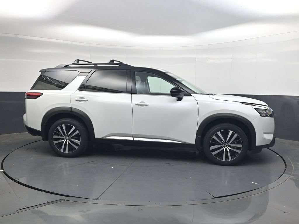 Used 2025 Nissan Pathfinder Platinum FWD image 4