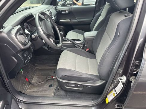 Used 2021 Toyota Tacoma TRD Sport image 4