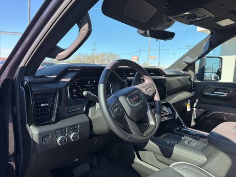 Used 2025 GMC Sierra 2500 AT4X image 3