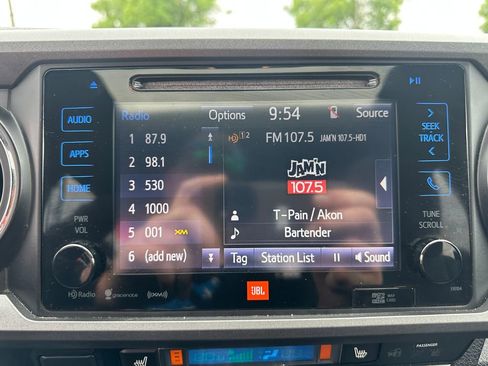 Used 2017 Toyota Tacoma TRD Sport AWD/4WD image 15