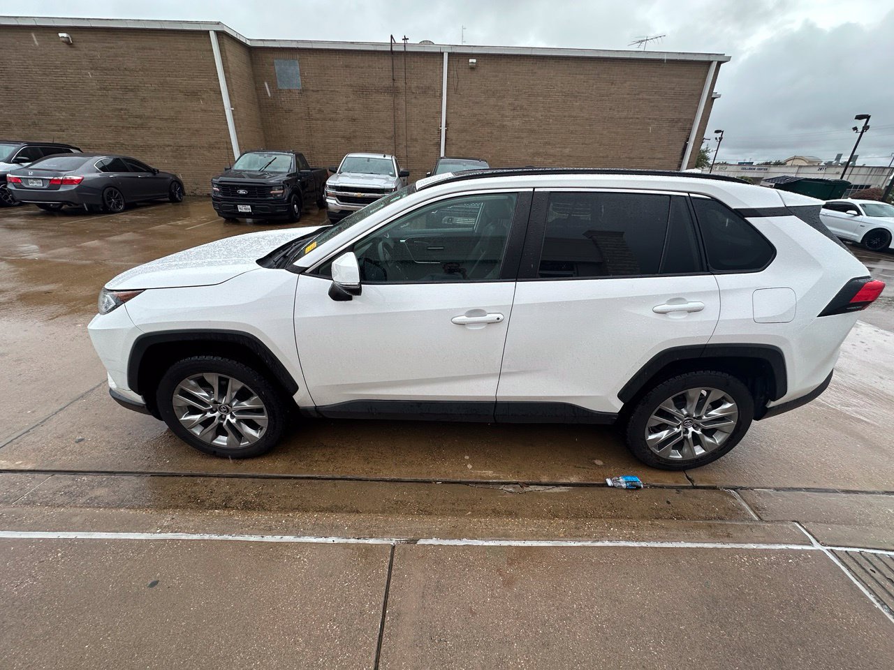 Used 2020 Toyota RAV4 XLE Premium FWD image 7