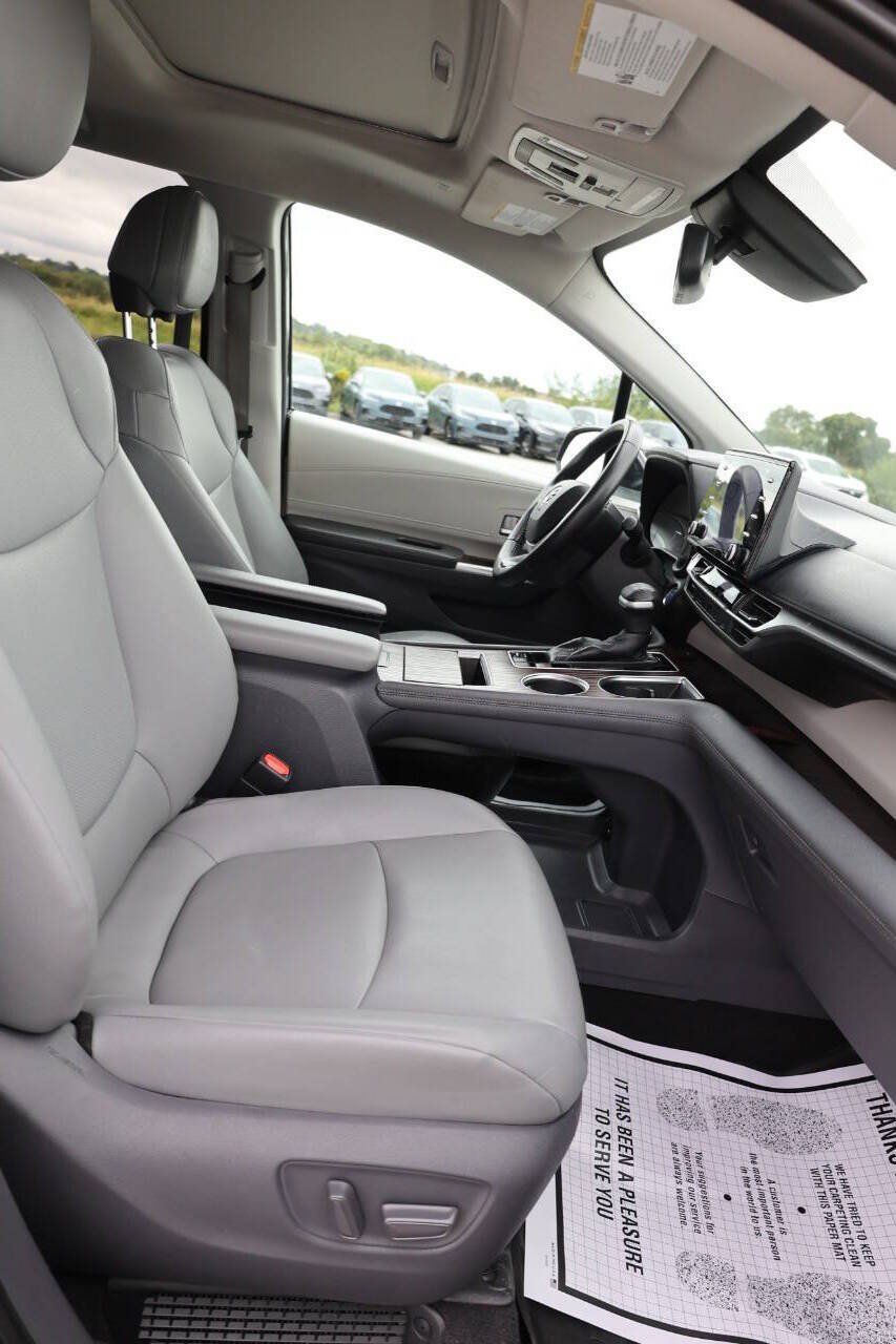 Used 2021 Toyota Sienna XLE FWD image 15