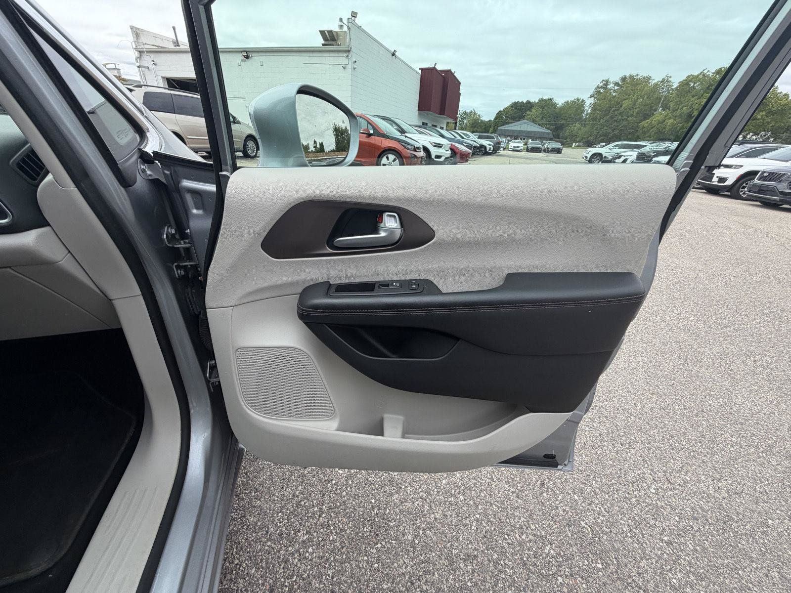 Used 2018 Chrysler Pacifica Touring-L Plus FWD image 31