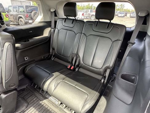 Used 2023 Jeep Grand Cherokee L Limited w/ Black Appearance Package AWD/4WD image 12