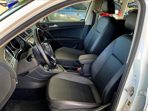 Used 2018 Volkswagen Tiguan SE w/ Panoramic Sunroof Package image 18