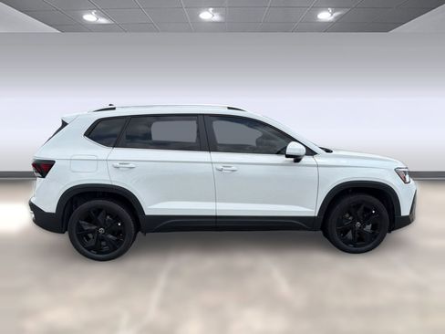 New 2026 Volkswagen Taos SE FWD image 8