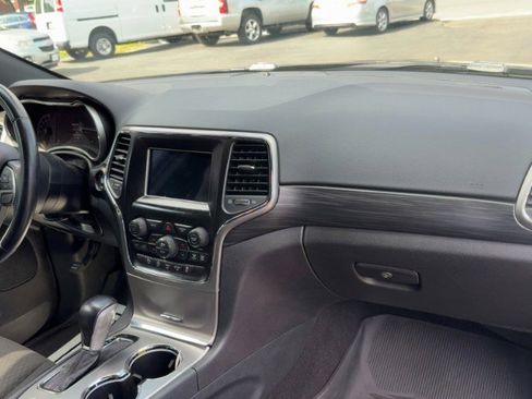Used 2020 Jeep Grand Cherokee Laredo AWD/4WD image 16