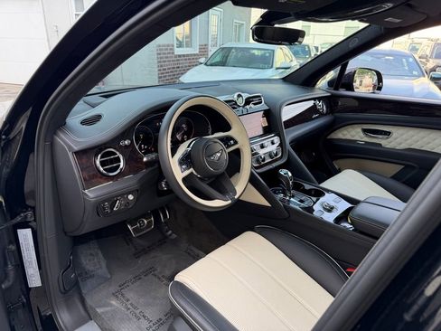 Used 2023 Bentley Bentayga AWD/4WD image 23