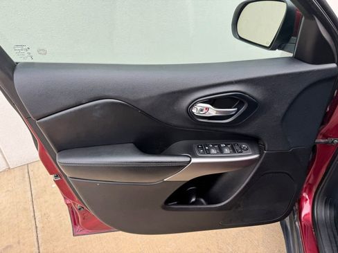 Used 2019 Jeep Cherokee Latitude w/ Popular Appearance Group FWD image 12
