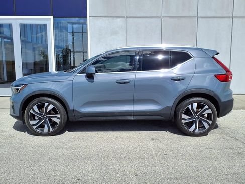 Certified 2023 Volvo XC40 B5 Plus AWD/4WD image 3