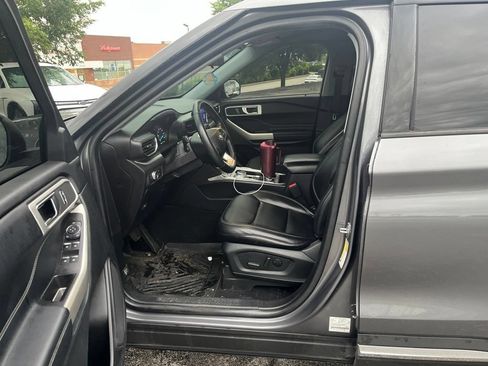 Used 2021 Ford Explorer XLT w/ Equipment Group 202A AWD/4WD image 6