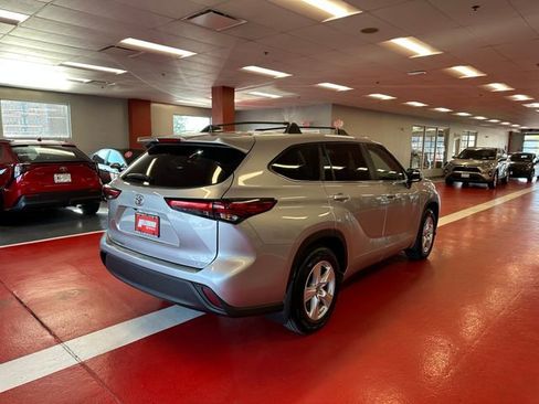 Used 2023 Toyota Highlander LE FWD image 4