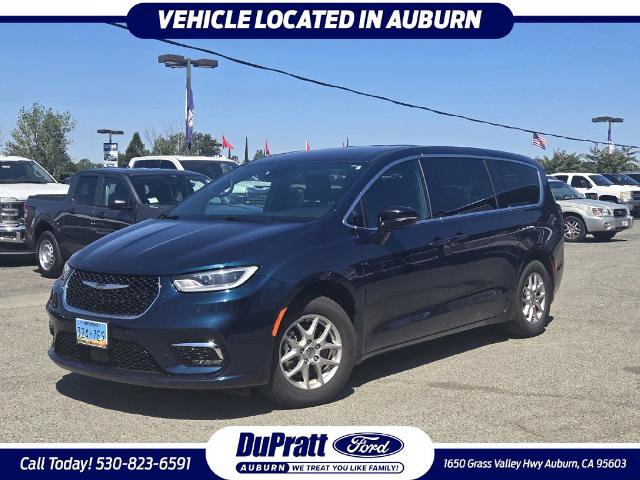 Used 2025 Chrysler Pacifica Select FWD image 1