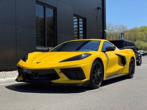 Used 2025 Chevrolet Corvette Stingray Preferred Cpe w/ Z51 Performance Package RWD image 2