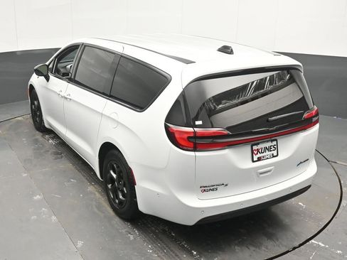 Used 2024 Chrysler Pacifica Limited FWD image 46