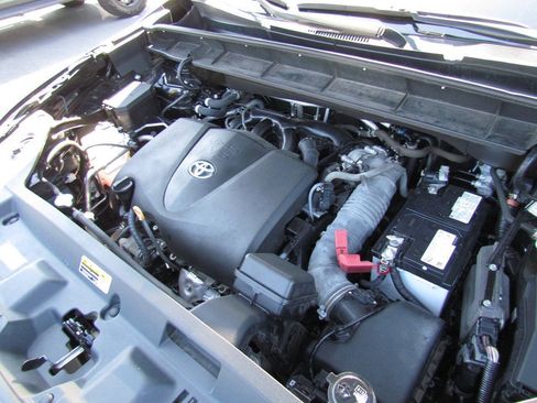 Used 2022 Toyota Highlander XLE AWD/4WD image 32