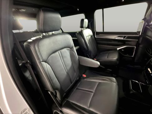 Used 2024 Jeep Wagoneer L Series II AWD/4WD image 19