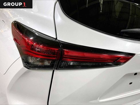 Certified 2022 Toyota Highlander XLE image 28