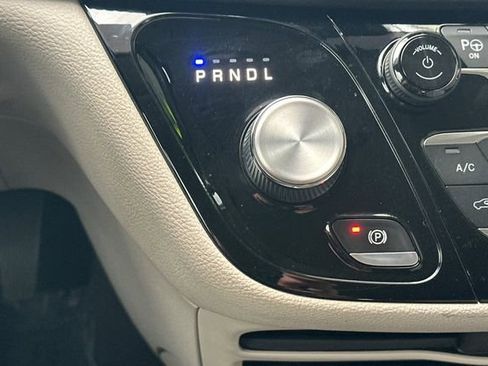 Used 2021 Chrysler Pacifica Touring-L image 26