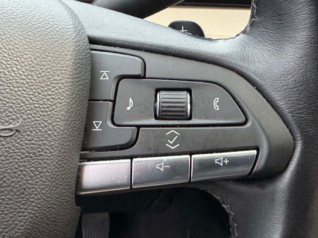 Used 2024 Cadillac XT4 Luxury w/ Cold Weather Package FWD image 22