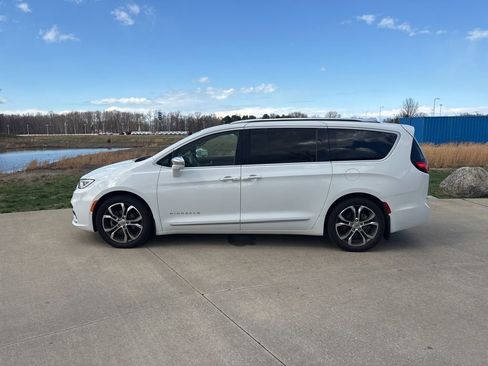 Used 2022 Chrysler Pacifica Pinnacle FWD image 6