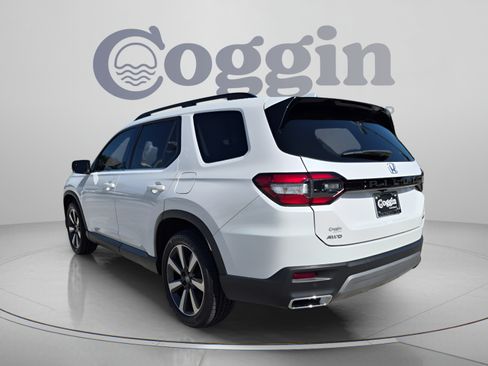 Certified 2025 Honda Pilot Touring image 4