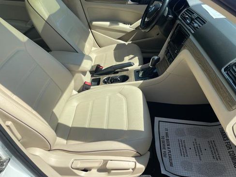 Used 2018 Volkswagen Passat 2.0T SE FWD image 39