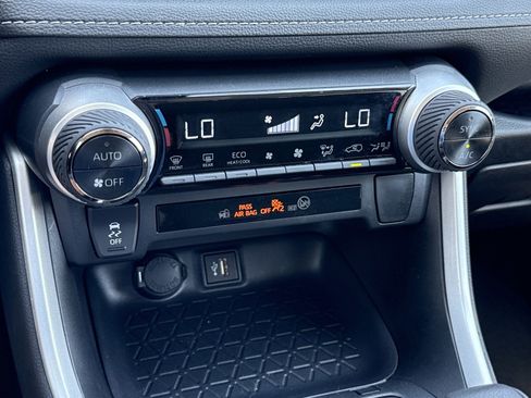 Used 2025 Toyota RAV4 XLE image 25