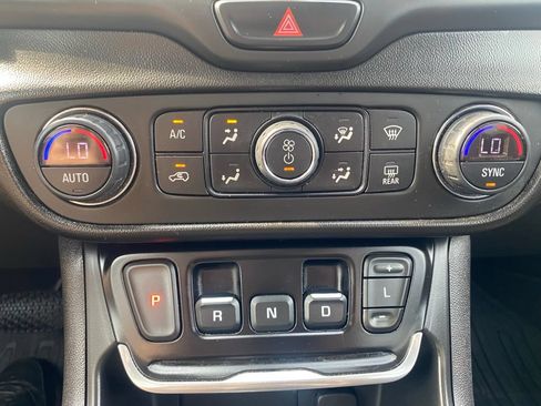 Used 2020 GMC Terrain SLE w/ Driver Convenience Package FWD image 18