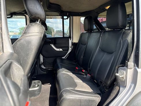 Used 2018 Jeep Wrangler Unlimited Rubicon w/ Connectivity Group AWD/4WD image 43