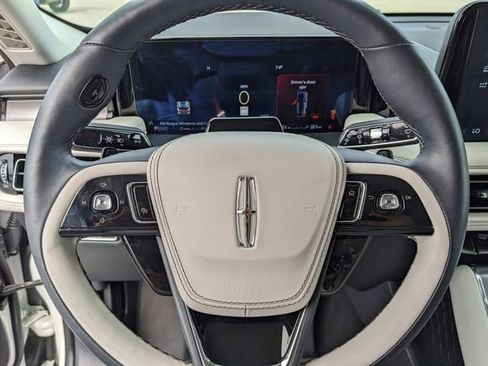 Used 2025 Lincoln Aviator AWD image 37