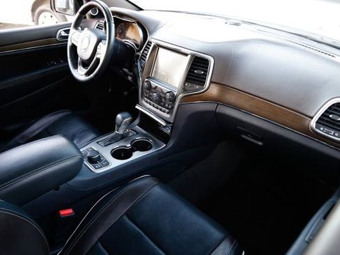 Used 2017 Jeep Grand Cherokee Overland w/ Jeep Active Safety Group image 21