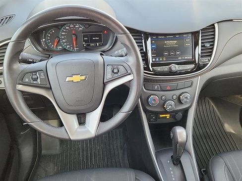 Used 2022 Chevrolet Trax LT w/ LT Convenience Package image 11