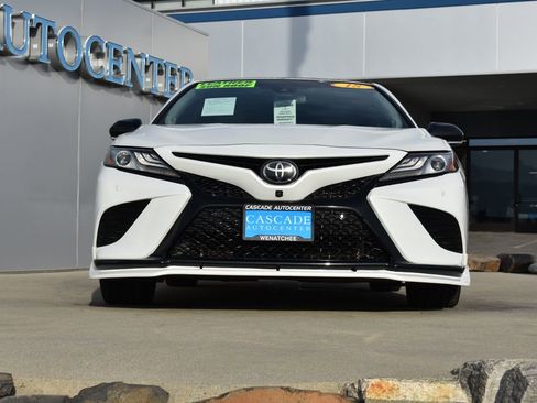 Used 2018 Toyota Camry XSE image 3