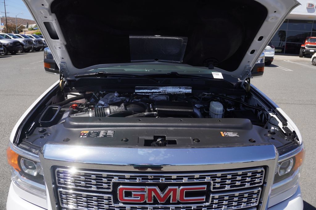 Used 2018 GMC Sierra 2500 Denali w/ Duramax Plus Package AWD/4WD image 16