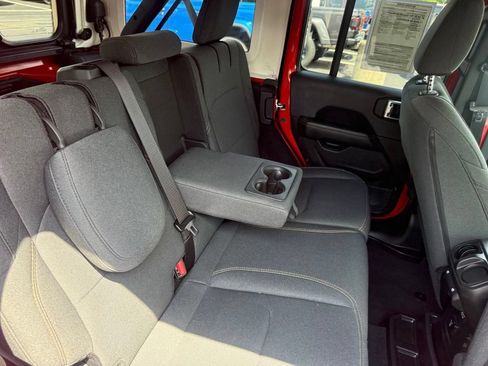 Used 2025 Jeep Wrangler Unlimited Sahara AWD/4WD image 51