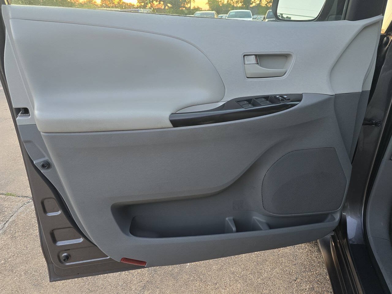 Used 2012 Toyota Sienna LE FWD image 11