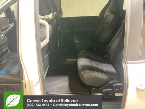 Used 2015 Toyota Sienna SE image 25
