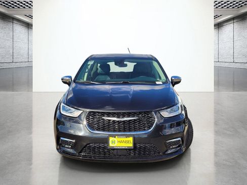 Used 2023 Chrysler Pacifica Limited FWD image 2