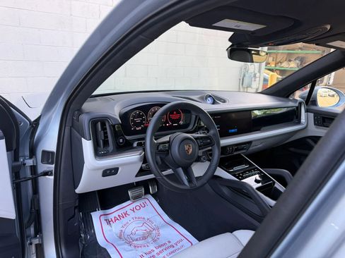 Used 2025 Porsche Cayenne GTS w/ Sport Chrono Package AWD/4WD image 21